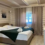 біла ведмедиця בקתה
