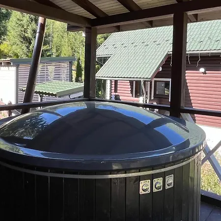 біла ведмедиця בקתה